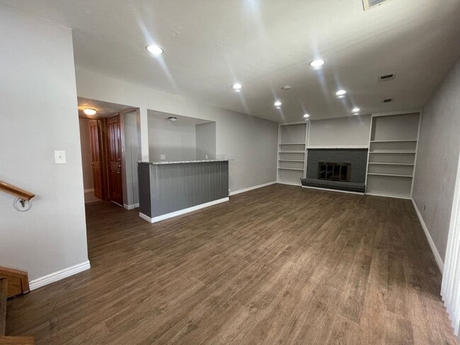 Building Photo - $0 DEPOSIT OPTION. TRI-LEVEL AURORA HOME WITH MODERN AMENITIES AND SPACIOUS INTERIORS