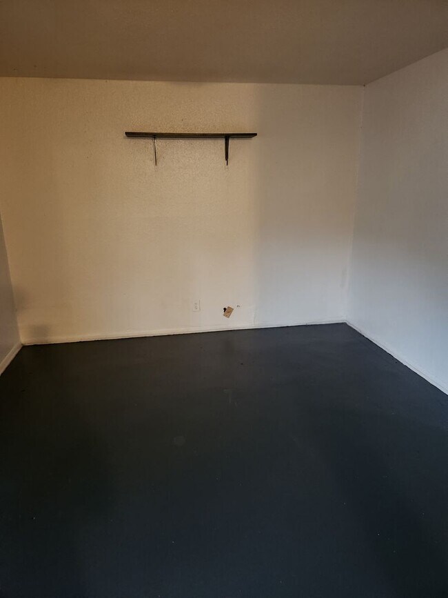 Building Photo - 3 bed 1 bath 1 car garage