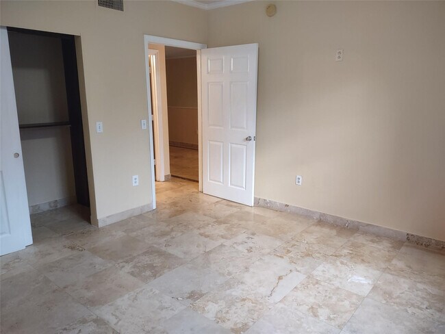 Building Photo - 2404 Belmont Ln