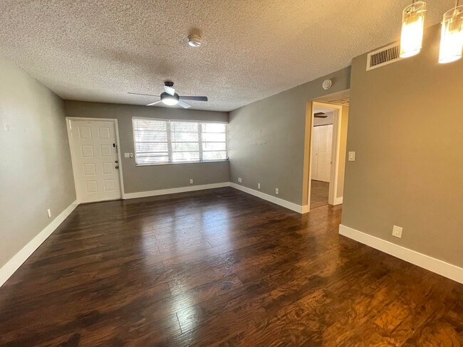 Building Photo - 10092 Twin Lakes Dr
