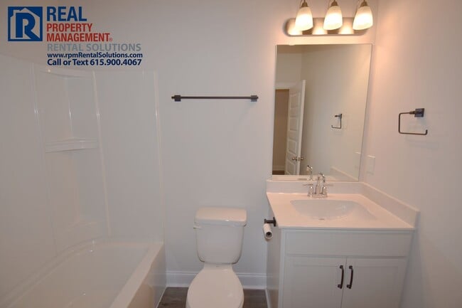 Building Photo - Gorgeous 4 bd home with attached garage! Neighborhood Pool!