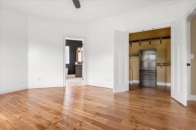 Building Photo - 200 Crooked Creek Dr