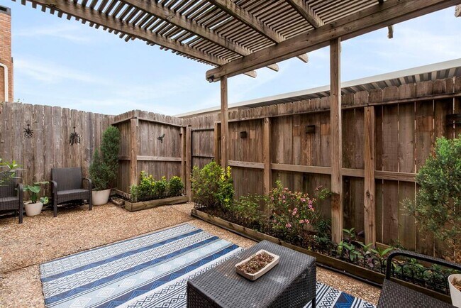 Building Photo - 10328 Briar Forest Dr