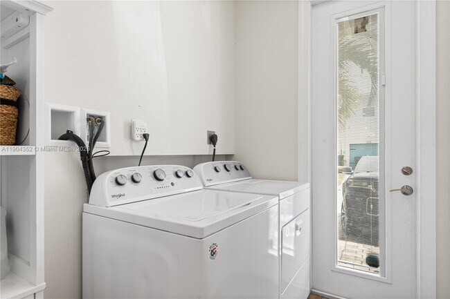 Building Photo - 1030 Eucalyptus Dr