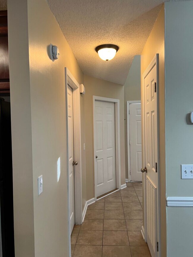 Building Photo - 107 Winthrope Ln