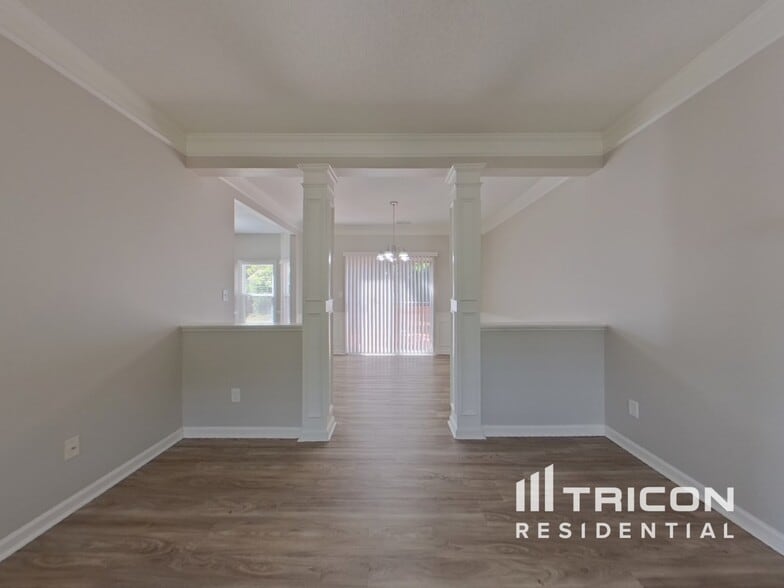 Building Photo - 9020 Country Barn Ct
