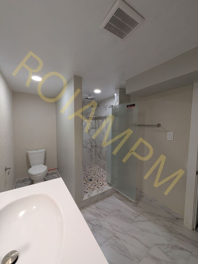 Building Photo - Spacious 4 Bed 2 Bath Home Near CSI – RV H...