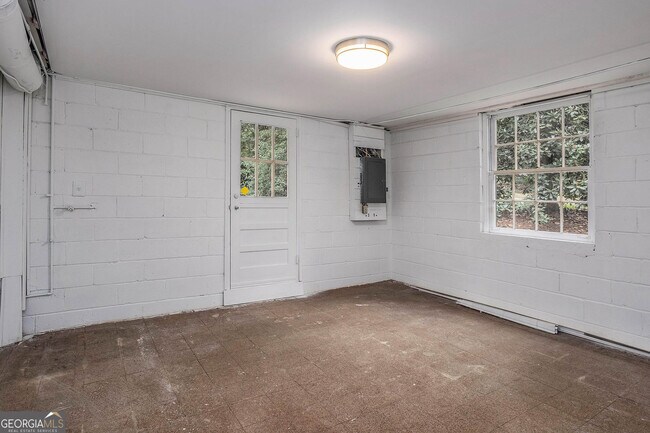 Building Photo - 388 Lakemoore Dr NE
