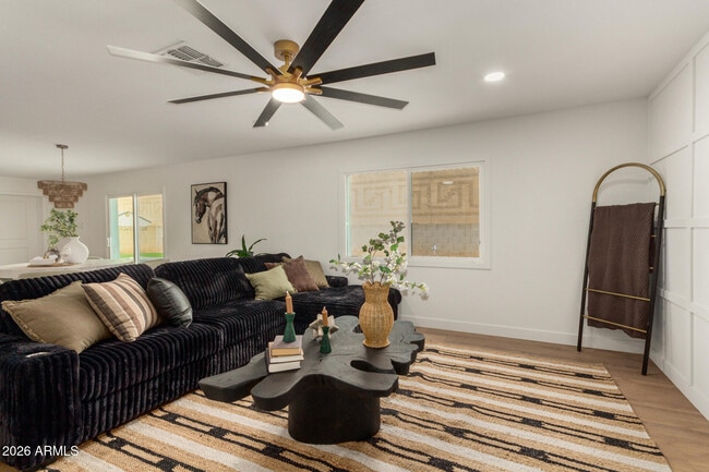 Building Photo - 516 E Greenway Dr