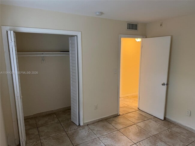 Building Photo - 15221 NE 6th Ave