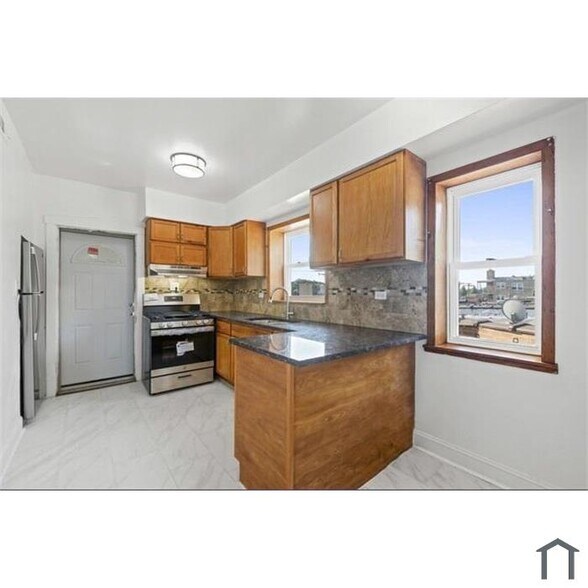Building Photo - 5639 N Artesian Ave