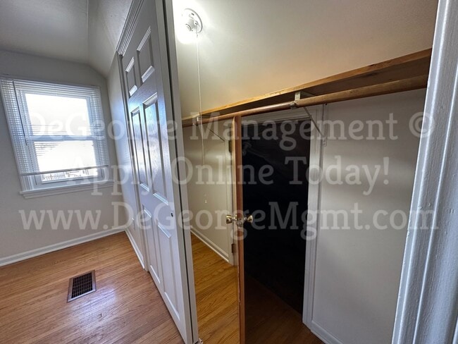 Building Photo - Gorgeous Spacious 4 Bedroom 1.5 Bath Singl...