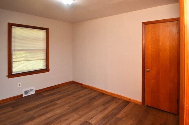 Building Photo - 3 BR Home in Madison Heights Available Immediately