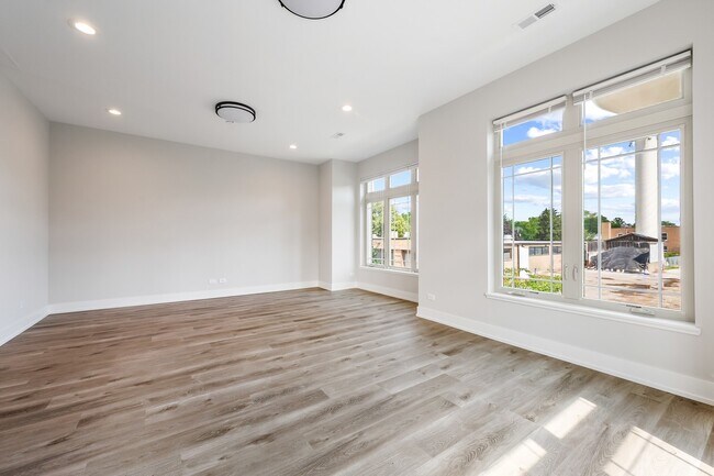 Building Photo - 39 Forest Ave