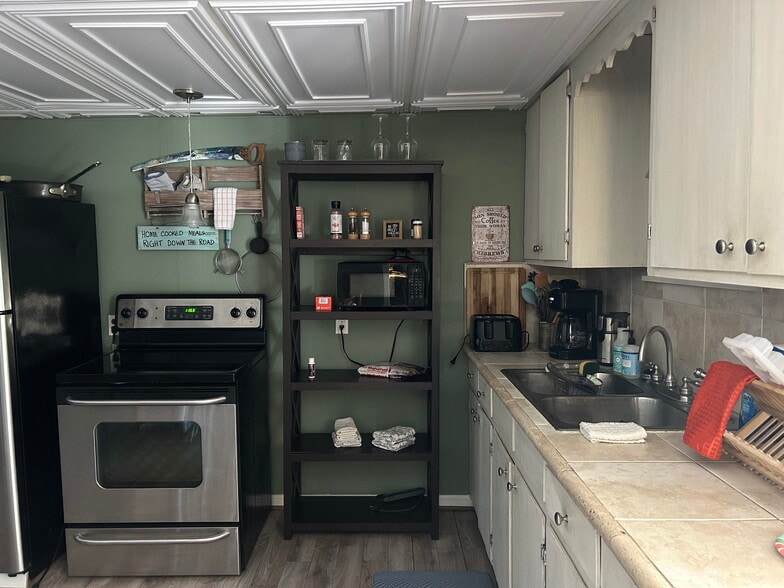 Kitchen - 122 Tucker Dr