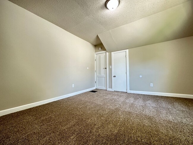 Building Photo - Updated 3 Bedroom 1,800 SQFT Home for Rent