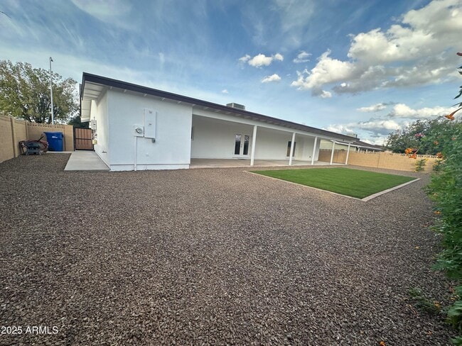 Building Photo - 2329 E Enrose St