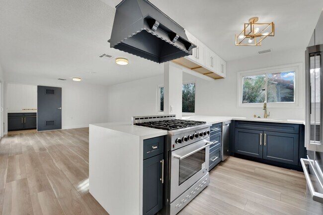 Building Photo - Mid-Century Modern Gem in Historic McNeil ...