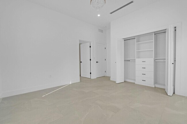 Building Photo - 129 Indies Dr S