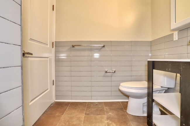 Building Photo - 4401 BERGENLINE Ave