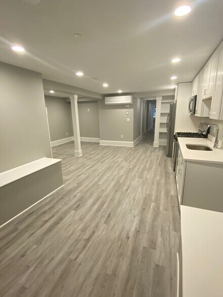 Building Photo - 190 Kelton