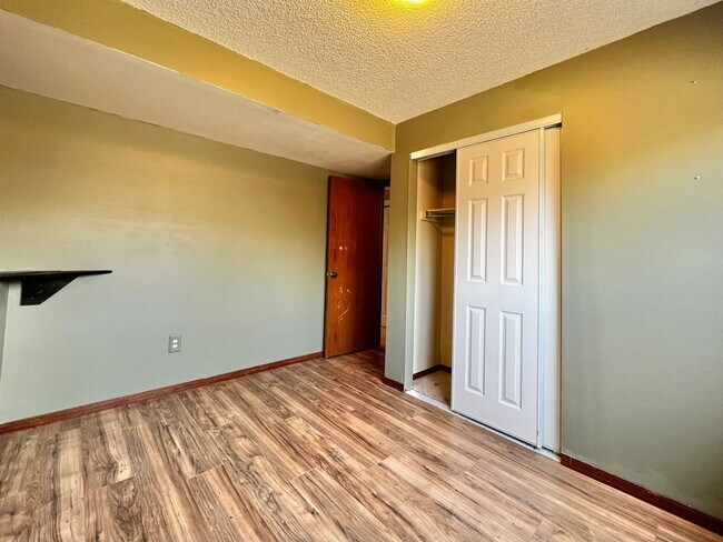 Building Photo - Fantastic 3-Bed, 2-Bath Home in Great Love...