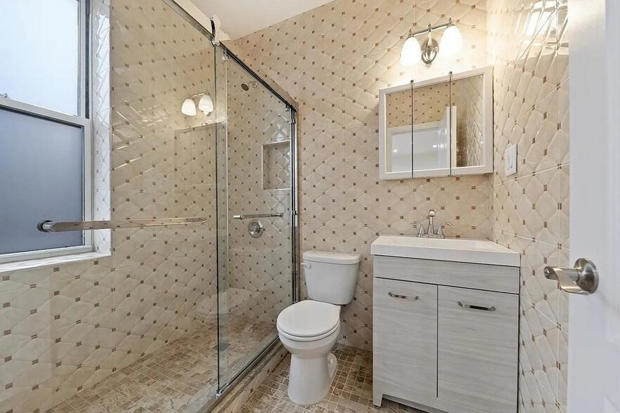 Building Photo - 426 Foster Ave