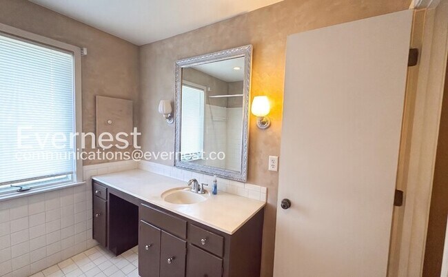 Building Photo - 452 W 104th St
