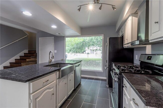 Building Photo - 3901 Knollwood Dr