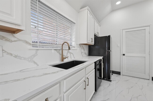 Building Photo - 10703 White Bridge Ln