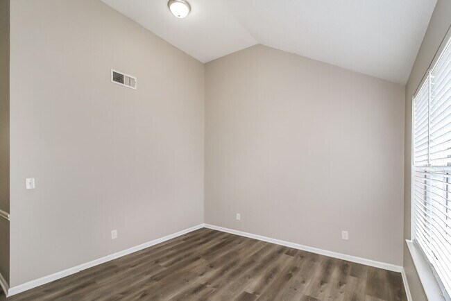 Building Photo - 2915 Russ Ln