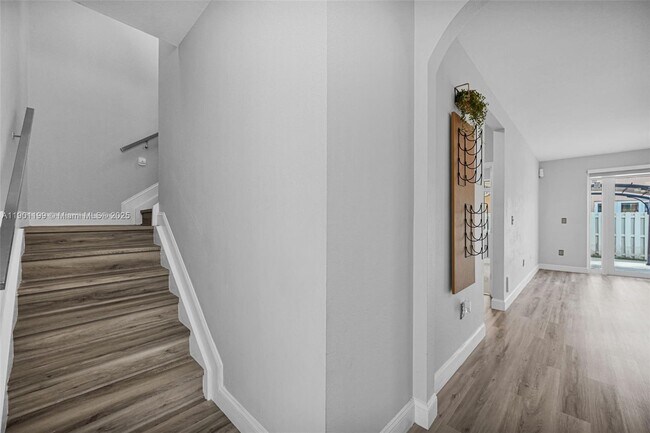 Building Photo - 640 SE 1st St