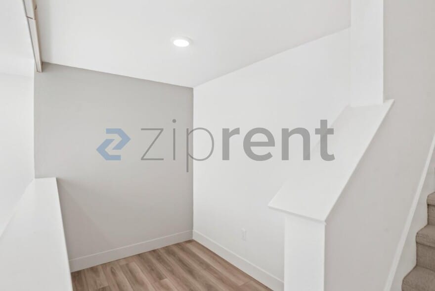 Building Photo - Unit