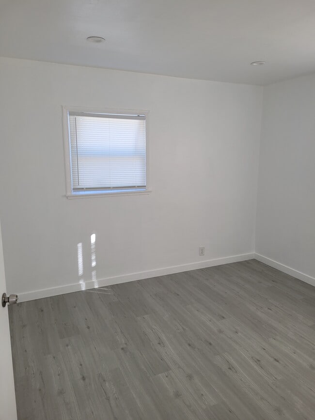 Building Photo - 154 E 54th St