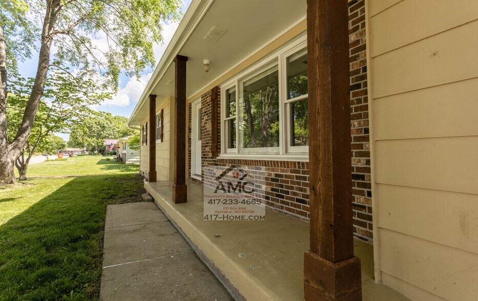 Building Photo - 1008 S Oak Ridge Dr