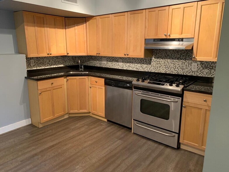 kitchen - 100 Lanark Rd