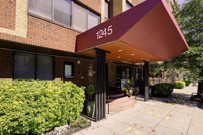 Building Photo - Two-level 2BR/2BA Condo with Balcony and Garage Parking