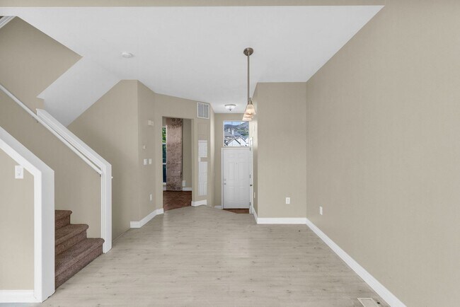 Building Photo - 3 Bed Draper Townhome with Views