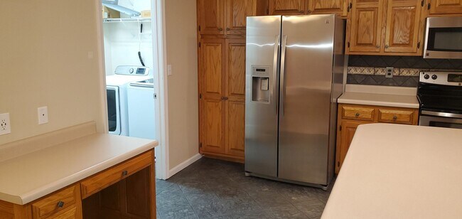 Building Photo - 3 bd, 2 ba house in SW Katy Lake Estates subdivision, fenced, w/d included, corner lot