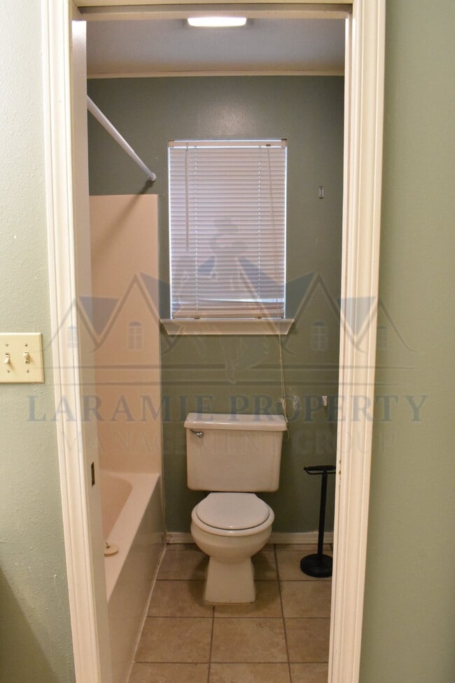 Building Photo - 3 Bedroom 2 Bathroom Apartment