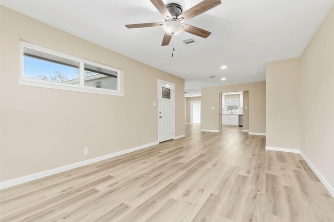 Building Photo - 10615 Clematis Ln