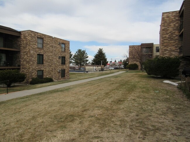 Building Photo - Large One Bedroom w/ Heat & Water Paid