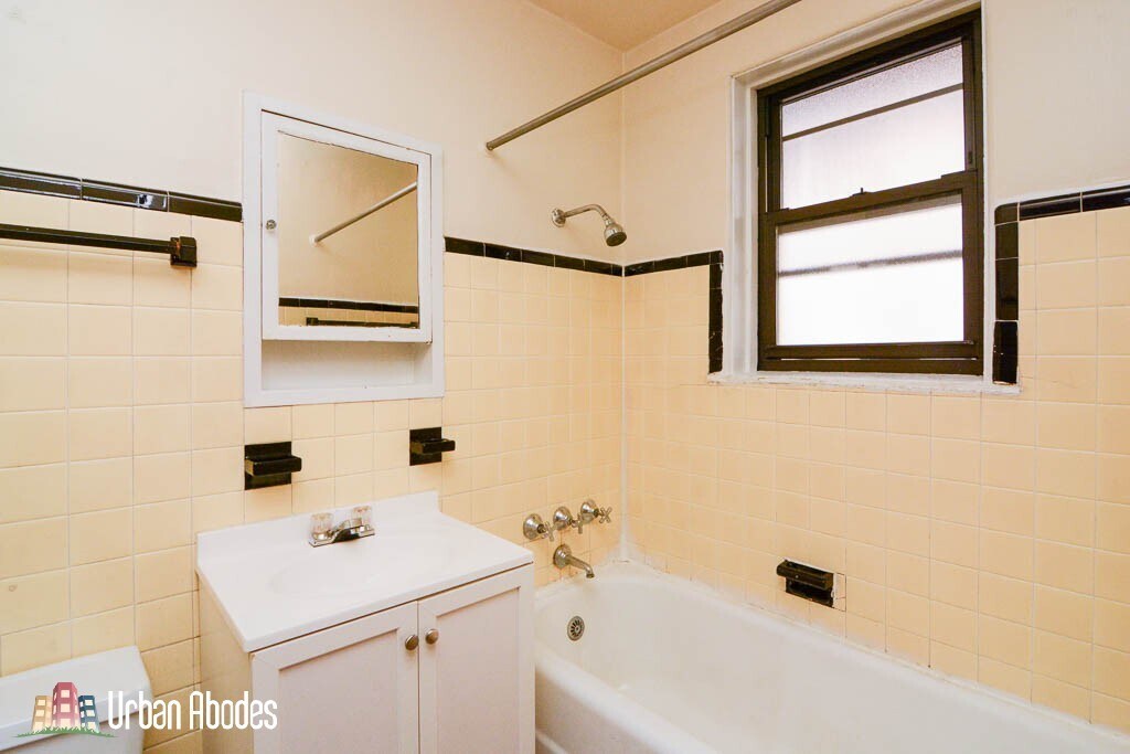 Building Photo - 4415 N Wolcott Ave