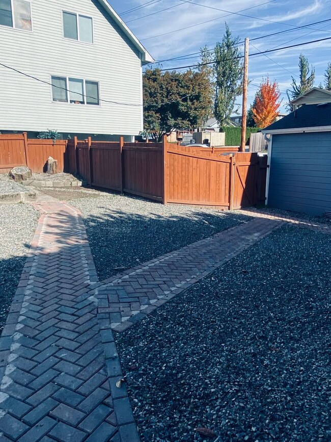 Building Photo - Large Corner Studio | Full Kitchen | In-Unit W/D | Pet Friendly