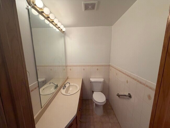 Building Photo - 121 Kellogg St