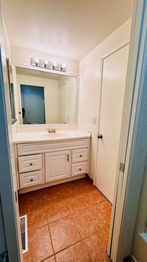 Building Photo - Charming 3BR/1.5BA Townhouse in Pleasanton...