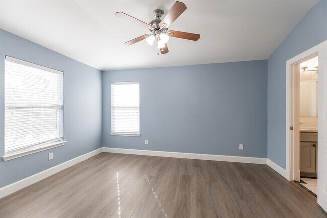Building Photo - 25951 Ravenside Dr