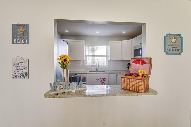 Building Photo - 1926 Ocean Shore Blvd