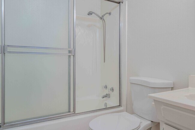 Building Photo - $500 Move-In Special! SPACIOUS 2 Bed Townh...