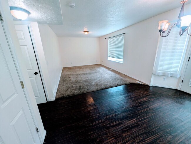 Building Photo - 749 Country Club Dr